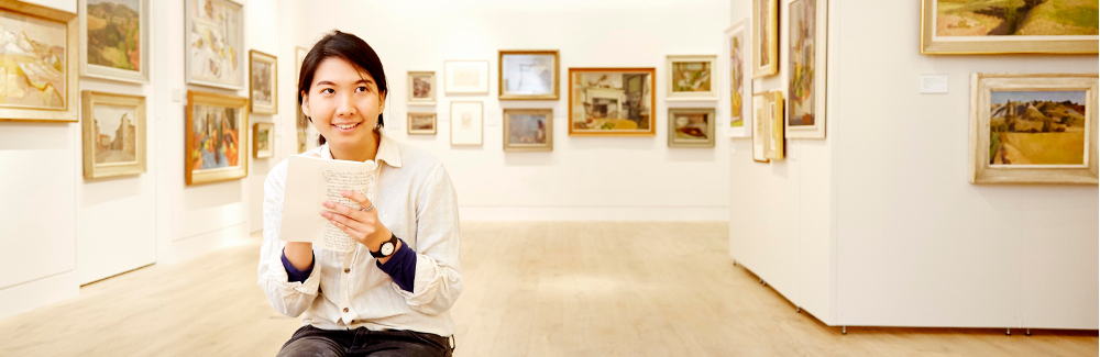 Student in art gallery