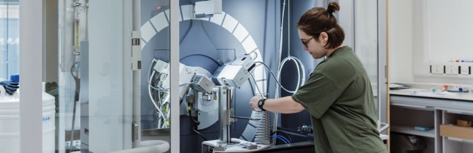 A researcher using the X-ray diffraction facility in the Bragg Building at the University of Leeds.