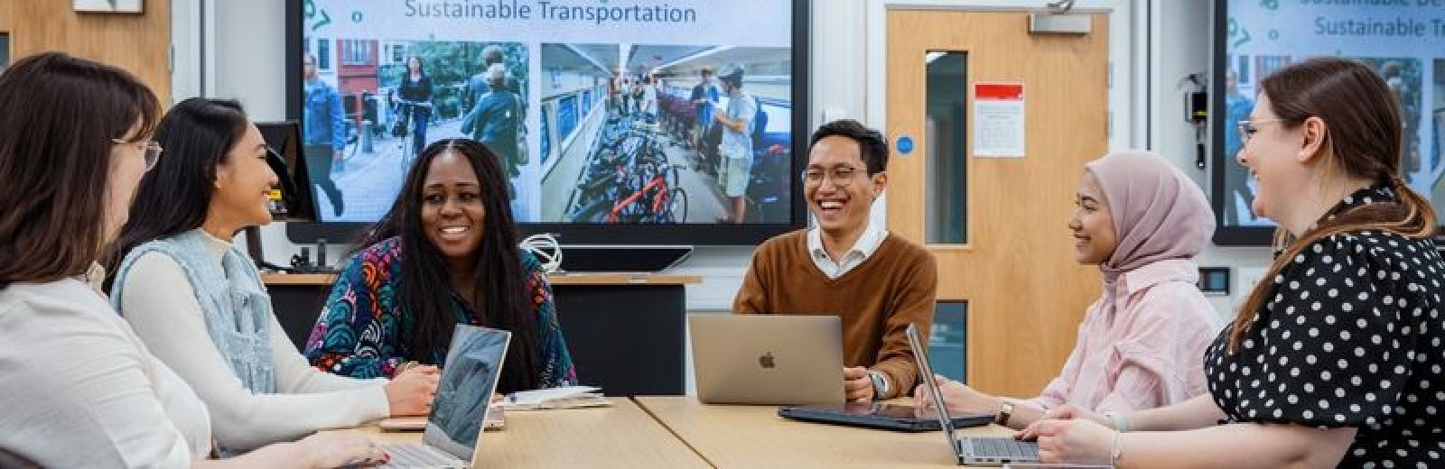 Image of students in a seminar in the Institute for Transport studies